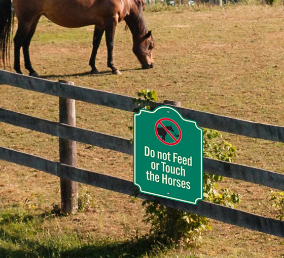 Do Not Feed Or Touch The Horses Aluminum Sign (Non Reflective)